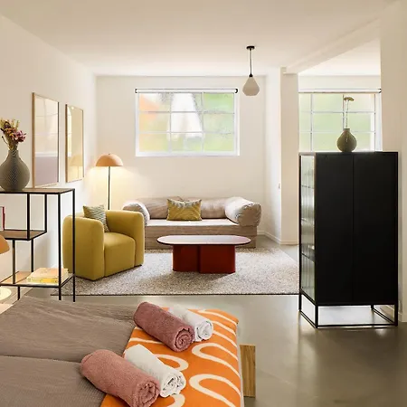 Design Serviced Modern And Stylish Appartement *